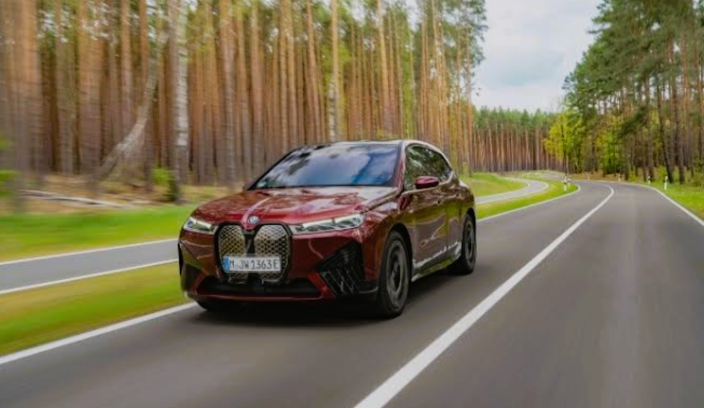 BMW iX 2025 कार आपके लिए बेहतर फ़ीचर