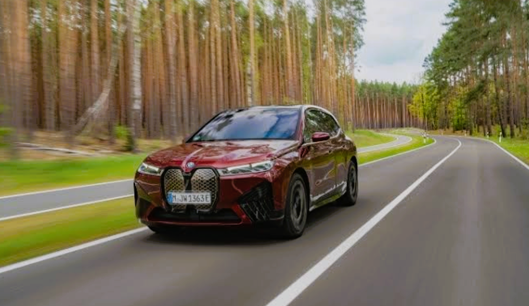 BMW iX 2025 कार आपके लिए बेहतर फ़ीचर